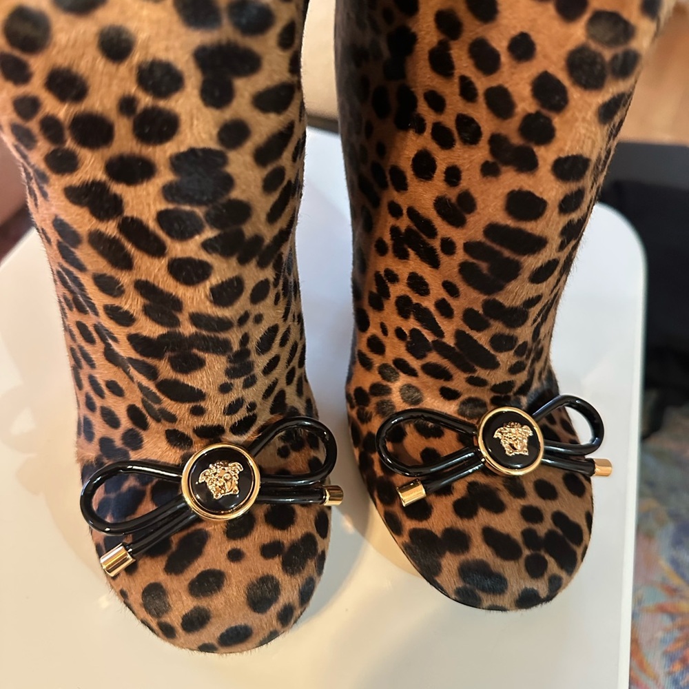Versace 105mm Opera Bow knee-high boots